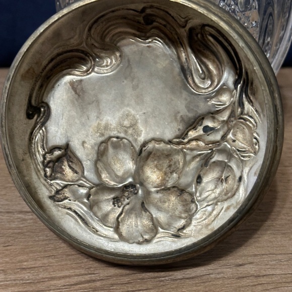 Vintage Clear Pressed Glass biscuit/tobacco Jar with Ornate metal lide - Picture 3 of 5